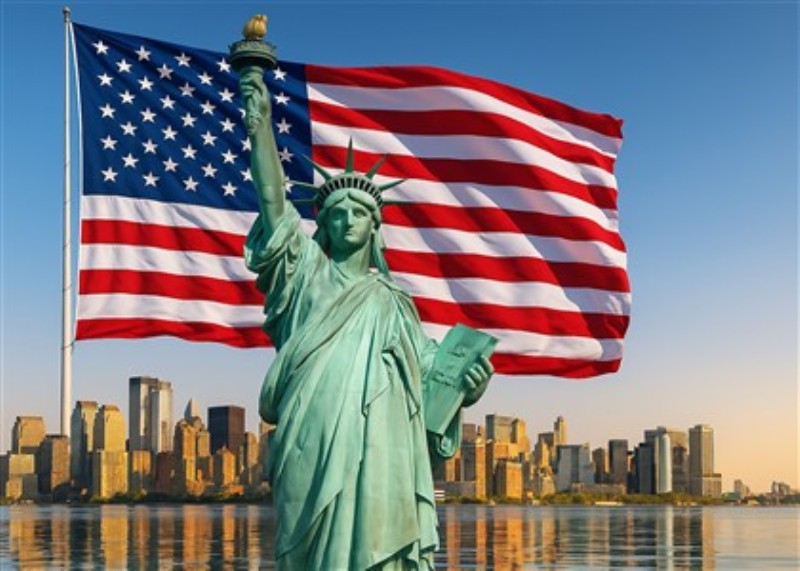 Frihedsgudinden – Et Symbol på Demokrati - Oplev skønheden ved Frihedsgudinden, majestætisk svævende foran det amerikanske flag og en imponerende bysilhuet. Dette inspirerende motiv bringer en følelse af frihed og håb ind i dit hjem.
