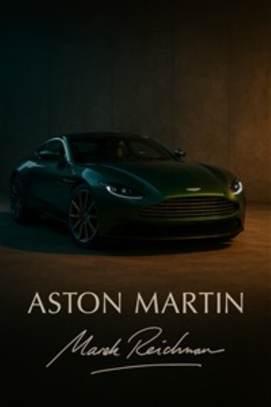Stilfuld Aston Martin i Dramatisk Belysning - Denne Aston Martin sportsvogn fanger blikket med sin elegante silhuet i et dramatisk lys. Oplev skønheden og kraften i denne ikoniske bil, der tilføjer et strejf af luksus til ethvert rum.